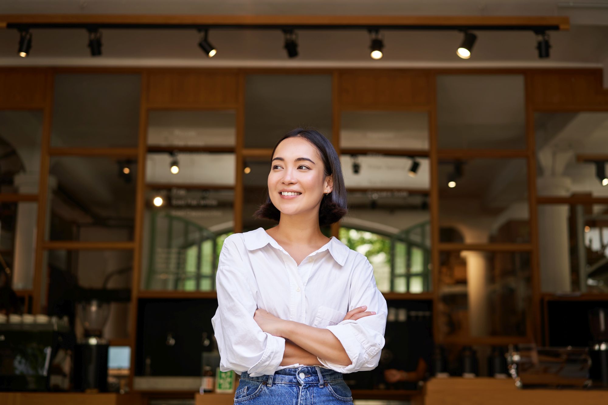 Junge Frau im Café Junge Frau im Café